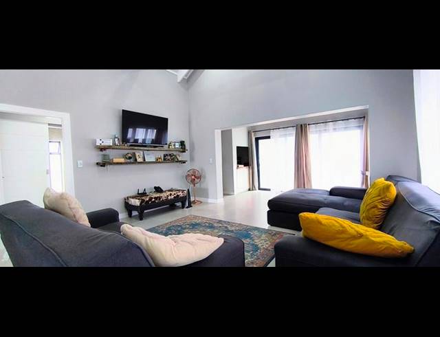 3 BEDROOM HOUSE FOR SALE IN BLUE MOUNTAIN VILLAGE